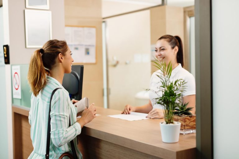 Ações de recepção em hospitais e retenções de pacientes.